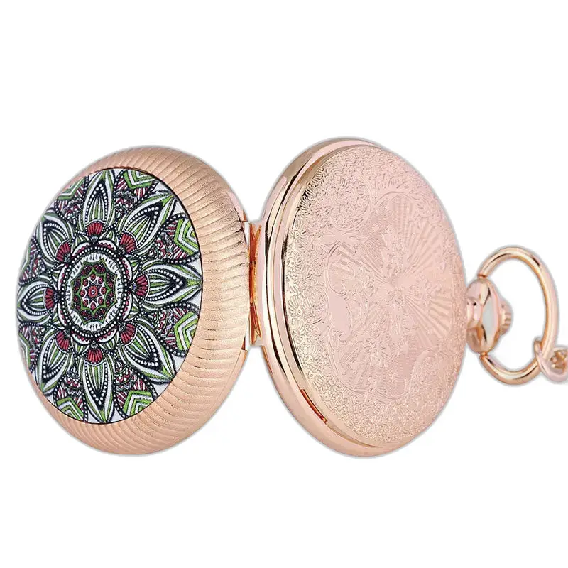 Montre à gousset Quartz Luxe ouverte en or rose avec pierres émeraude sur plateau tournant