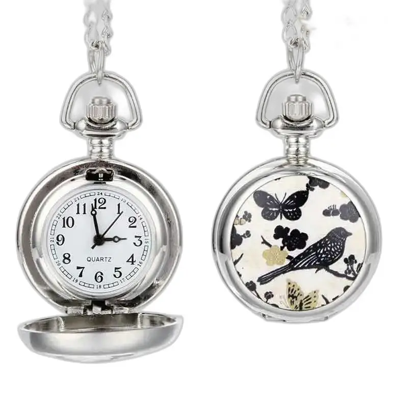 Deux montres collier argentées avec mouvement à quartz pour un style élégant