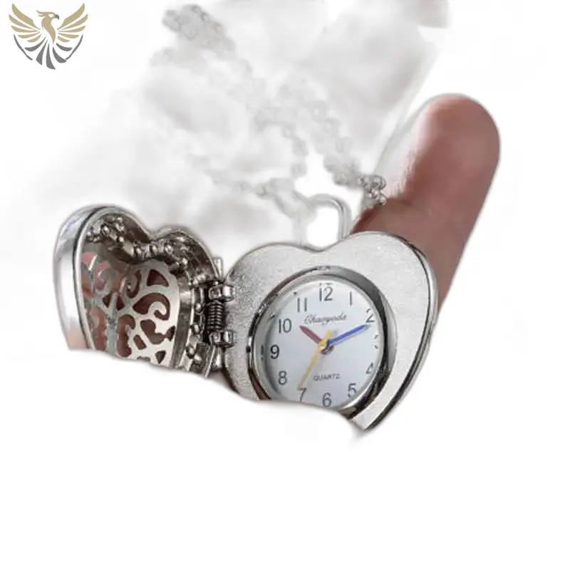 Montre collier pendentif en cœur avec diamants rose, élégante et raffinée