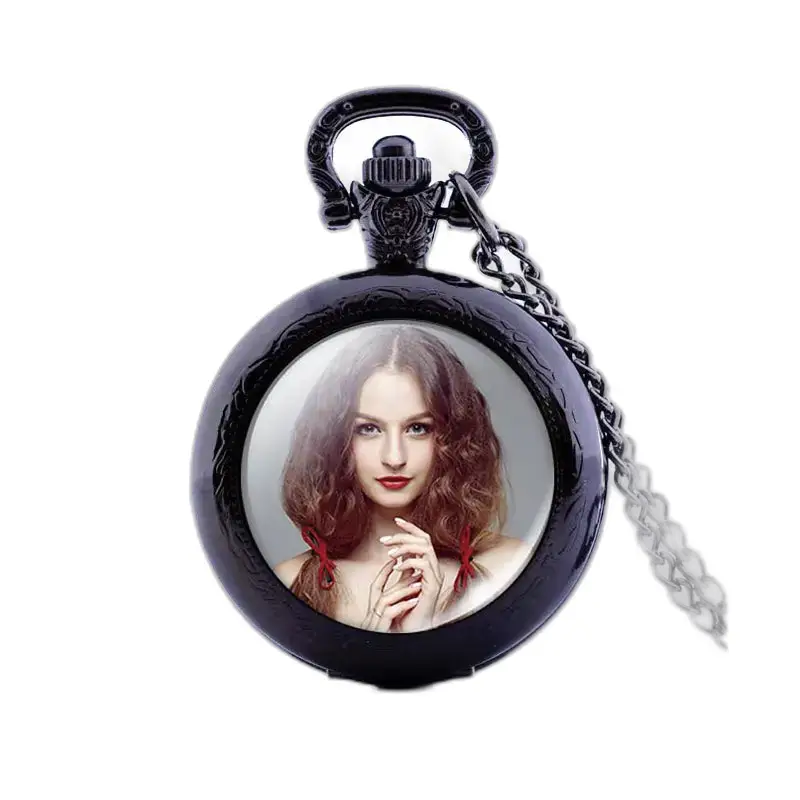 Montre collier personnalisable élégante avec portrait de femme sur montre noire