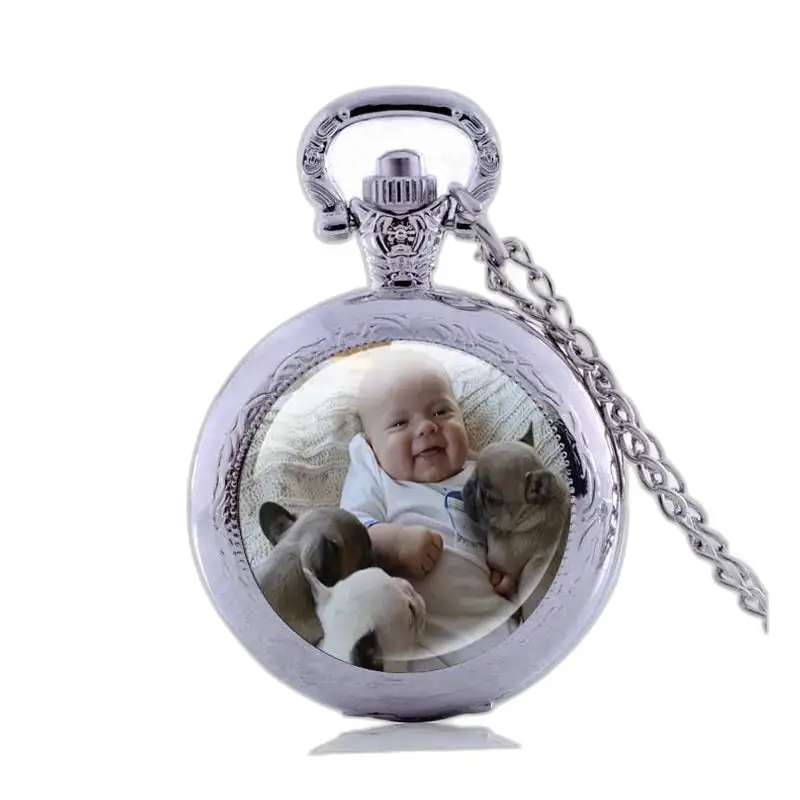 Montre Collier Personnalisable élégante avec un bébé et des chiots en arrière-plan