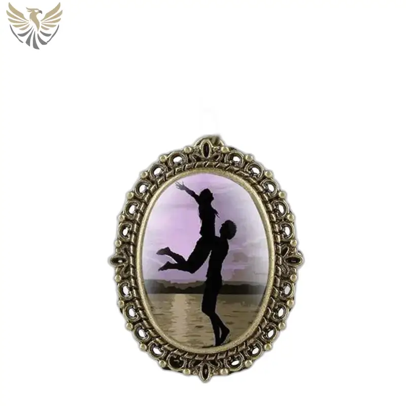 Silhouette de couple dans un pendentif ovale pour montre collier romantique
