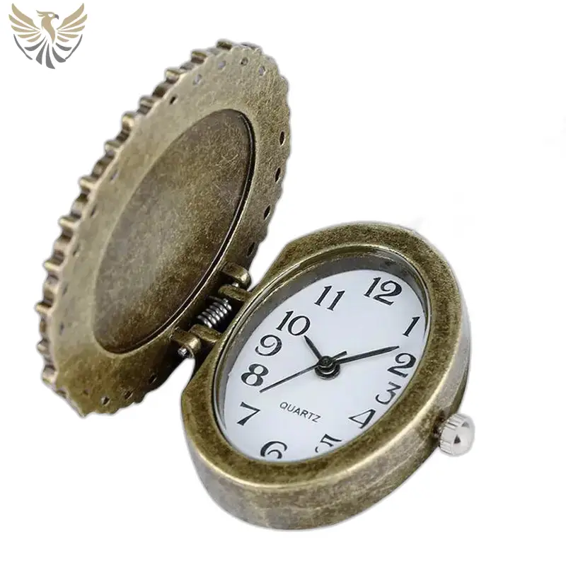 Montre collier romantique avec une montre de poche antique ouverte