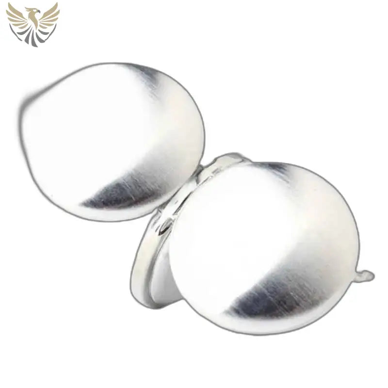 Boucles d’oreilles argentées avec montre gousset élégante pour homme blanc