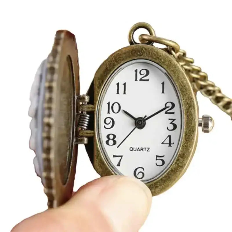 Pendentif montre Élégant Femme Rouge avec montre antique pour un style intemporel