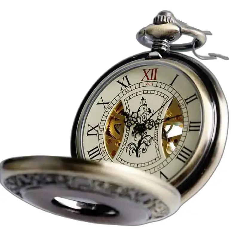 Montre de poche ancienne ouverte dans une poche à gousset en bois orme durable