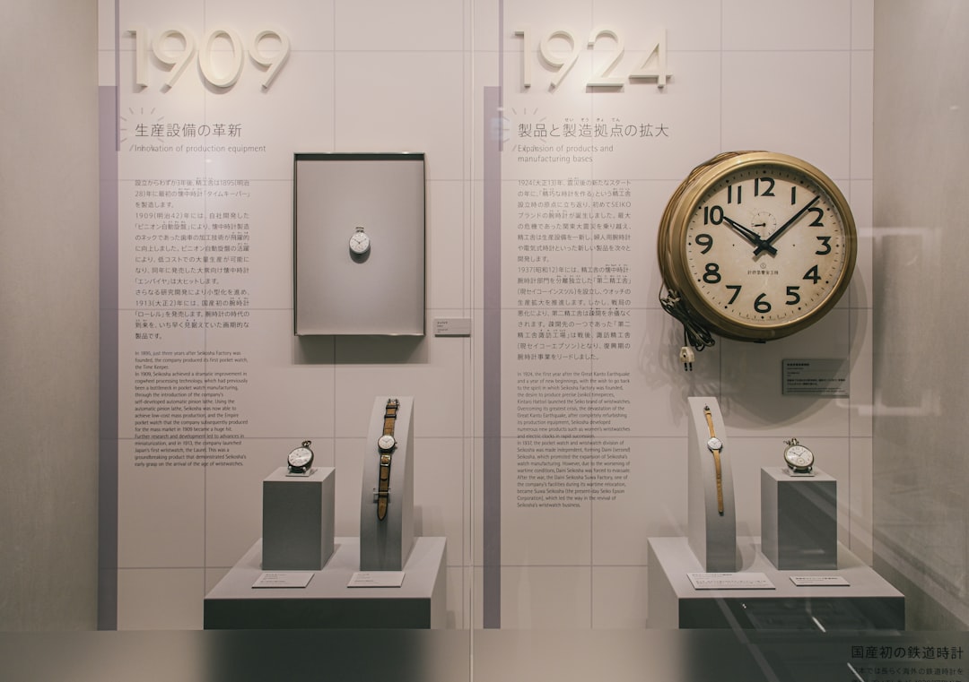 Lélégance scientifique du costume avec montre a gousset