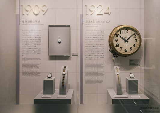 Lélégance scientifique du costume avec montre a gousset